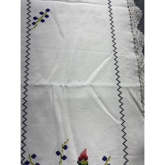 Handmade Floral Cross Stitch Table Runner Crochet Lace Trim White Linen Bouquet - Picture 4 of 13